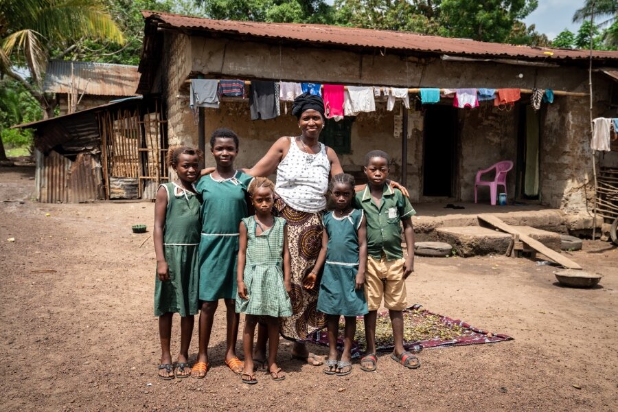 Fatmata and her family in front of their home. Photo: WFP/Michael Duff